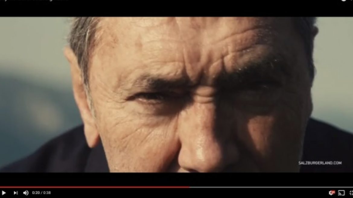 Nahaufnahme des Gesichts von Eddy Merckx im Freien, mit Fokus auf seine Augen und seine Stirn mit tiefen Falten.