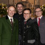 Eine Gruppe von Männern steht zusammen.