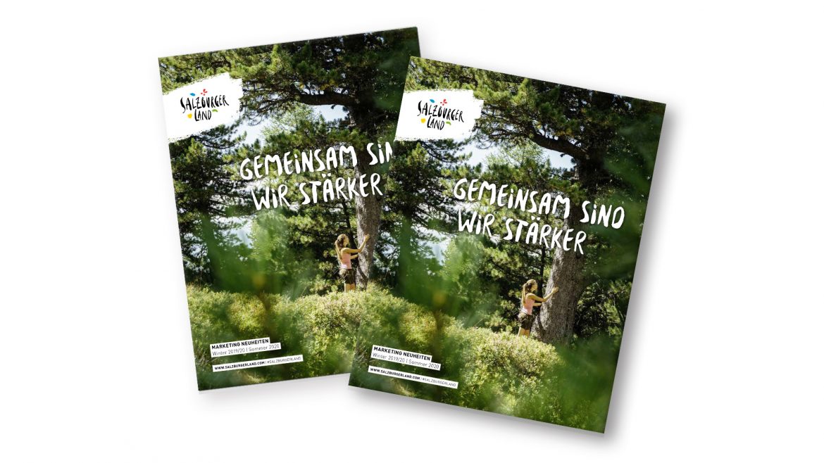 Zwei Broschüren zum Thema Natur mit dem Titel Gemeinsam sind wir stärker liegen auf einem weißen Hintergrund.