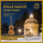 Eine verschneite Kapelle bei Nacht mit einer alten Gitarre und einem Text über Stille Nacht Weihnachtsmusik.