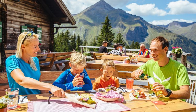 Familie auf der Mitterastenalm