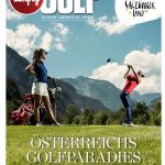 Zwei Golfer auf einem malerischen Gebirgskurs mit Golftaschen, unter einem klaren blauen Himmel in den Alpen.