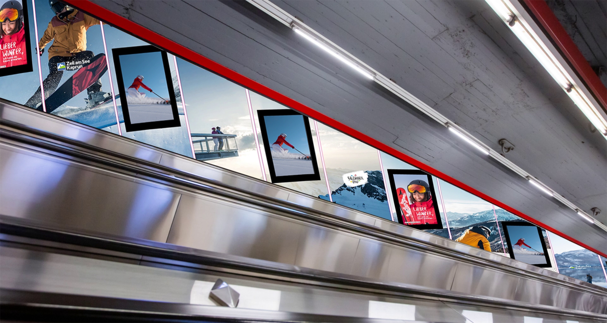 An der Wand über einer Rolltreppe in einer U-Bahn oder einem Bahnhof hängt Werbung für Skifahren und Snowboarden.