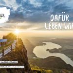 Berghütte auf einem Gipfel bei Sonnenaufgang mit Blick auf Seen und Täler im Salzburger Land, Österreich.