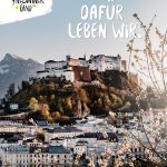 Eine Ansicht von Salzburg mit der Festung Hohensalzburg, blühenden Bäumen und dem Text Dafür leben wir.