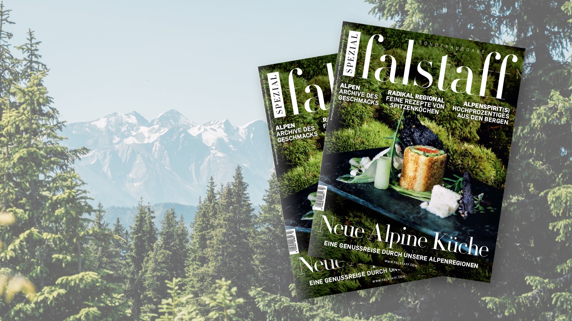 Zwei Falstaff-Magazine mit alpiner Küche vor der Kulisse von Tannen und schneebedeckten Bergen.
