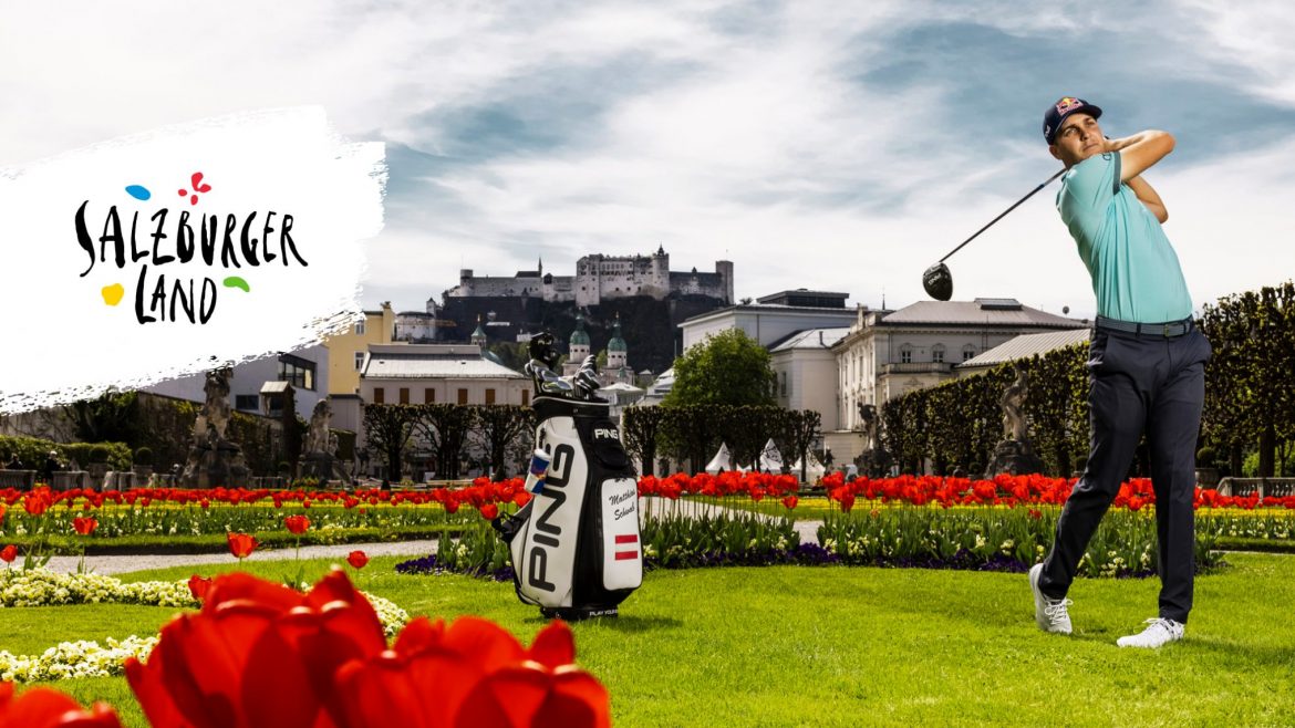 Golfer schwingt Schläger in einem Garten mit roten Tulpen; im Hintergrund die Stadt Salzburg und die Festung.