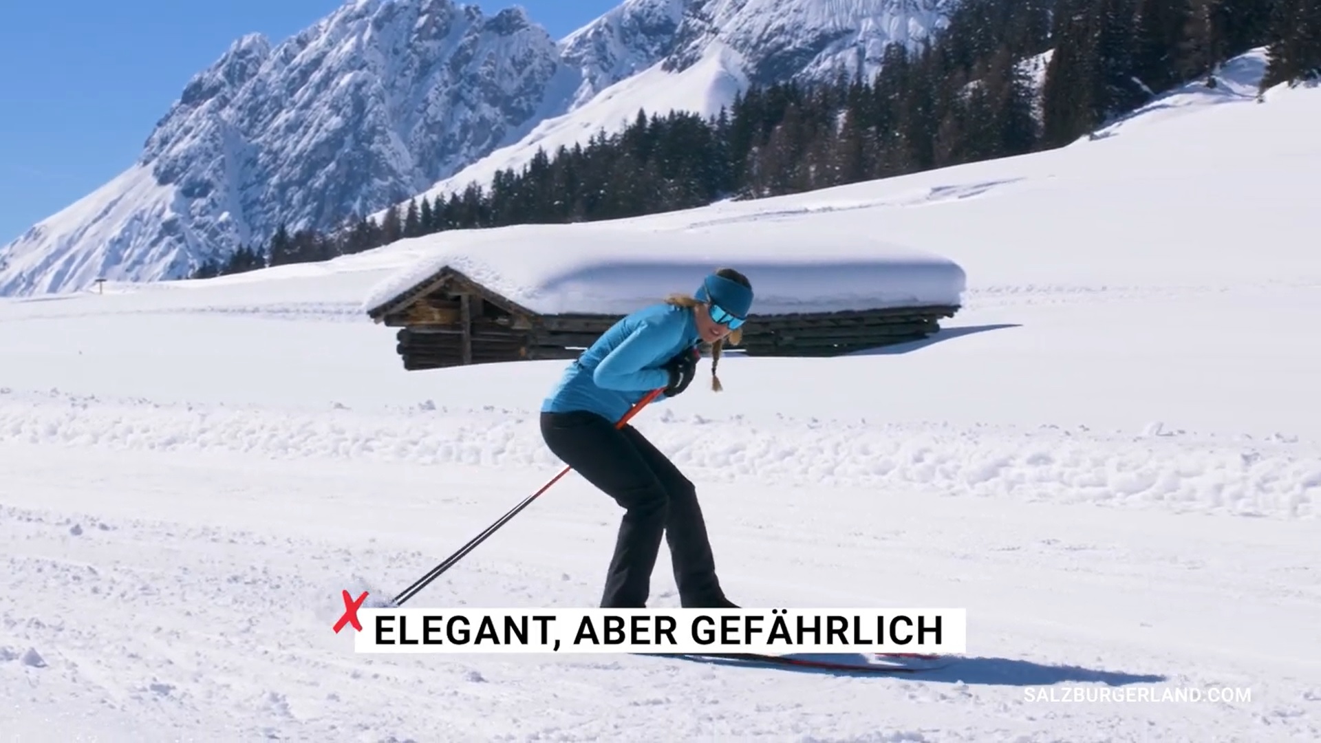 Eine Person beim Skilanglauf im Schnee mit Bergen und einer Holzhütte im Hintergrund. Text in Deutsch erscheint.