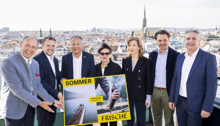 Medientermin in Wien: Präsentation der Salzkammergut-Sommerkampagne 2023 und 2024. Bild v.l.: Leo Bauernberger (SalzburgerLand Tourismus), Michael Feiertag (Steiermark Tourismus), Michael Spechtenhauser (Salzkammergut Tourismus), Elisabeth Schweeger (Intendantin, Kulturhauptstadt 2024 Bad Ischl - Salzkammergut), Moderatorin Clarissa Stadler, Andreas Winkelhofer (Oberösterreich Tourismus), Mario Mischelin (Salzburg AG Tourismus).
