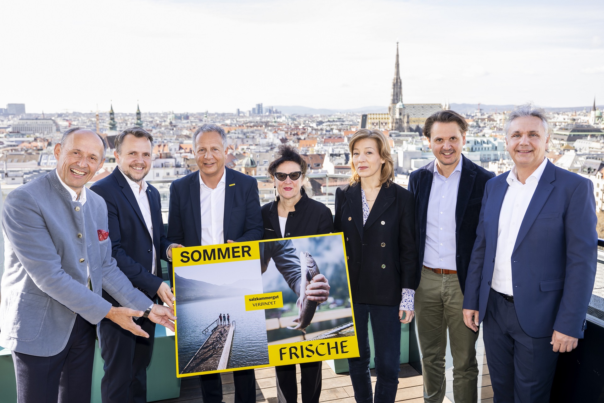 Medientermin in Wien: Präsentation der Salzkammergut-Sommerkampagne 2023 und 2024. Bild v.l.: Leo Bauernberger (SalzburgerLand Tourismus), Michael Feiertag (Steiermark Tourismus), Michael Spechtenhauser (Salzkammergut Tourismus), Elisabeth Schweeger (Intendantin, Kulturhauptstadt 2024 Bad Ischl - Salzkammergut), Moderatorin Clarissa Stadler, Andreas Winkelhofer (Oberösterreich Tourismus), Mario Mischelin (Salzburg AG Tourismus).