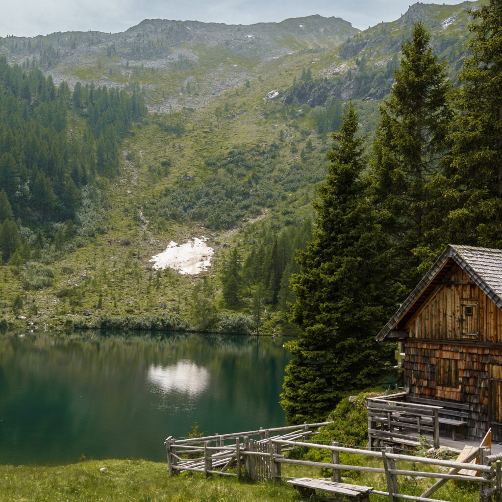 Bergsee vor Bergwelt mit Hüffe