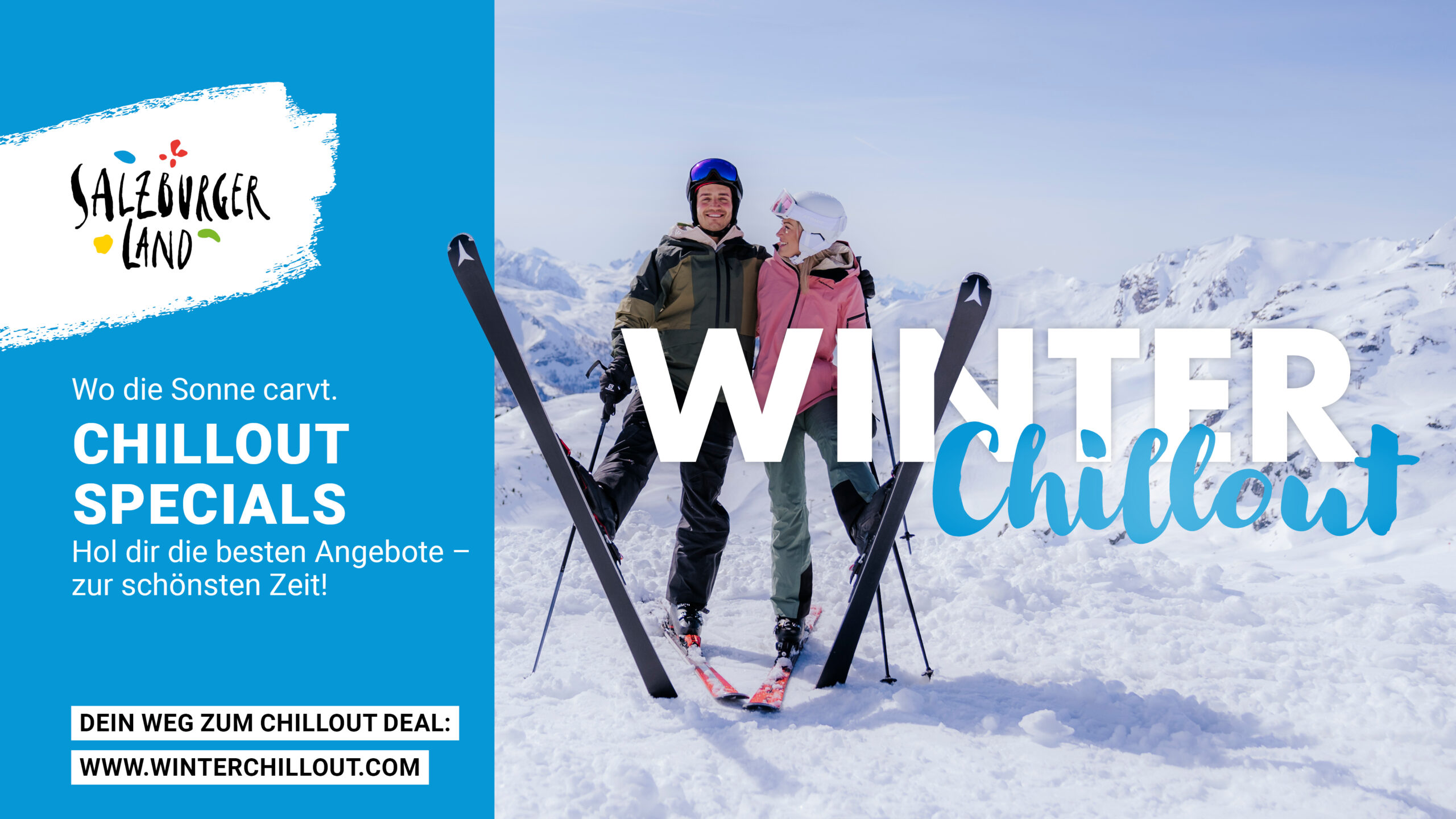Ein lächelndes Paar in Skiausrüstung steht auf verschneiten Pisten mit Skiern, Berge im Hintergrund, Text wirbt für Winterangebote.