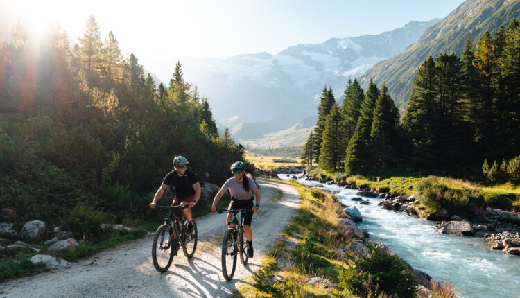 Zwei Radfahrer radeln entlang der Krimmler Ache