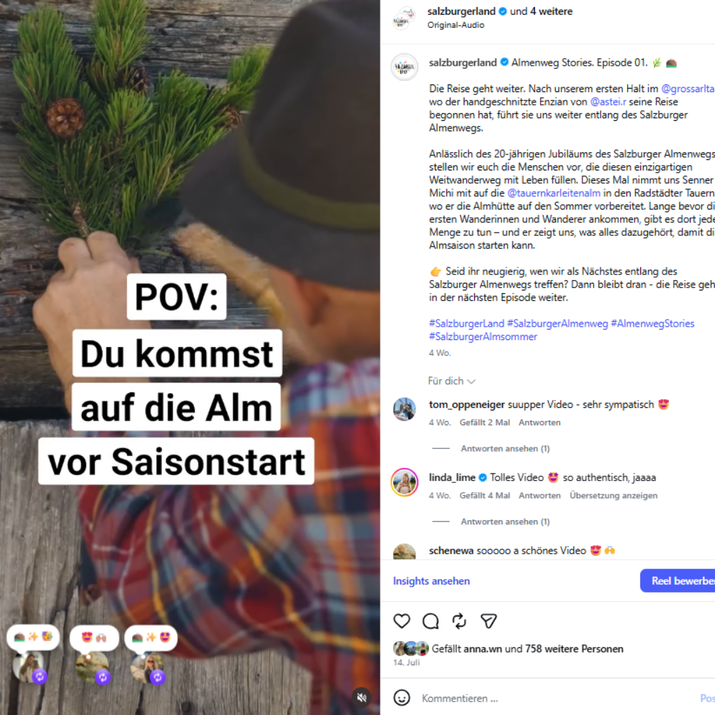 Eine Person in einem karierten Hemd schenkt sich draußen an einem rustikalen Tisch ein Getränk ein; darüber der Schriftzug „Social Media Sommer 2026“ auf Deutsch.