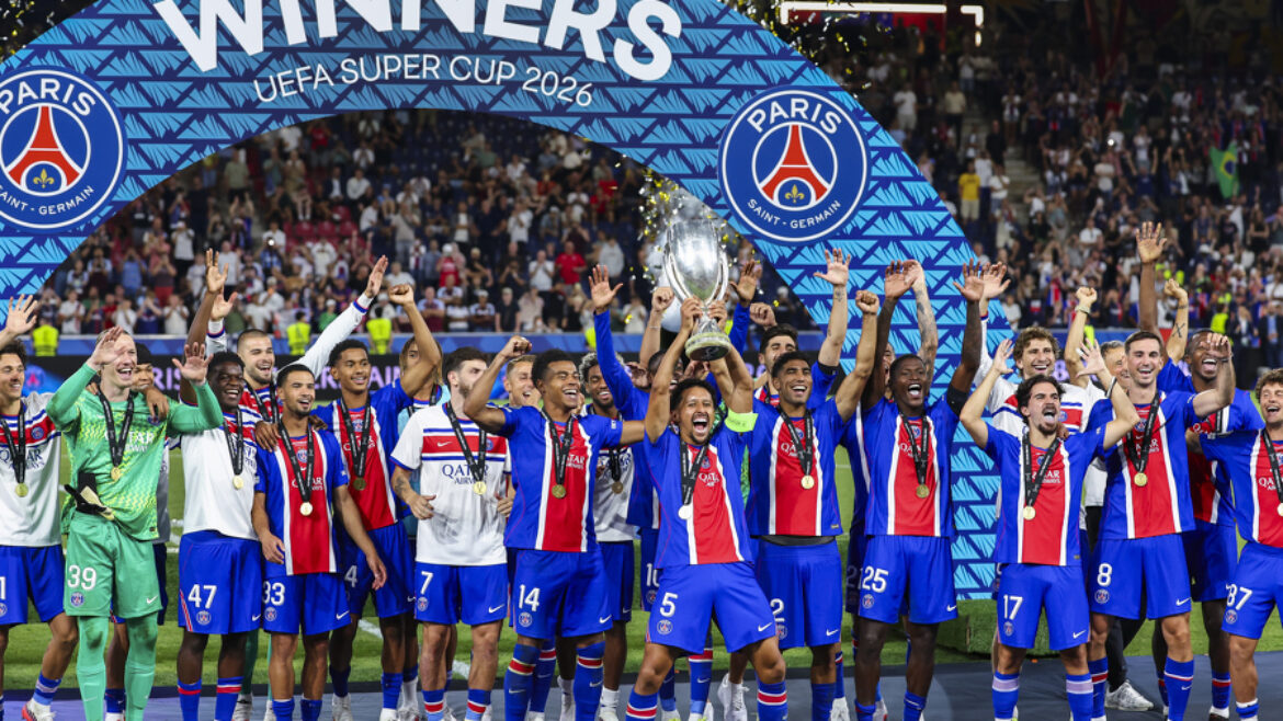 Paris Saint-Germain feiert den Sieg im UEFA-Superpokal – ganz im Stil der Begeisterung beim „1000 Miglia Warm Up Austria 2026“.